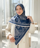 روسری ابریشم ساتن طرح کلاسیک قواره ۱۳۵