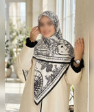 روسری ابریشم ساتن طرح کلاسیک قواره ۱۳۵