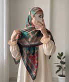 روسری نخی گلدار قواره ۱۴۰ رنگ سبز و زرشکی