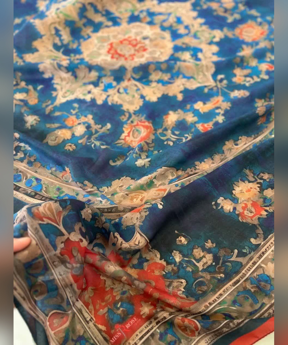 روسری نخی گلدار قواره ۱۴۰ رنگ آبی نمای نزدیک