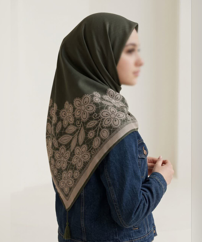 روسری سوپرنخ طرحدار قواره ۱۲۰ مدل 107924 رنگ طوسی 2