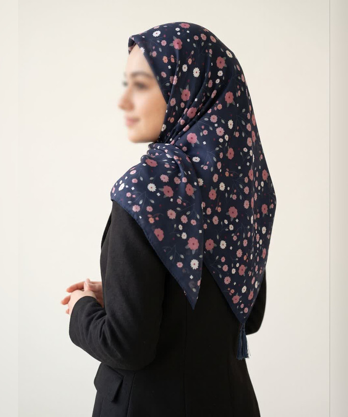 روسری سوپرنخ طرحدار قواره ۱۲۰ مدل 107930 رنگ طوسی 2