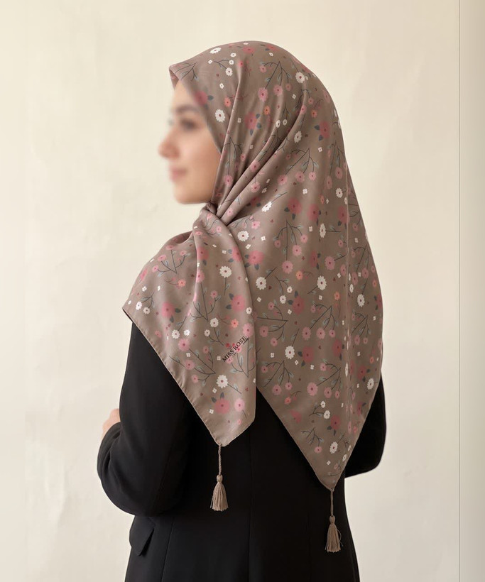 روسری سوپرنخ طرحدار قواره ۱۲۰ مدل 107930 رنگ چندرنگ
