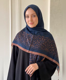 روسری سوپرنخ طرحدار قواره ۱۲۰ مدل 107962 رنگ طوسی 2