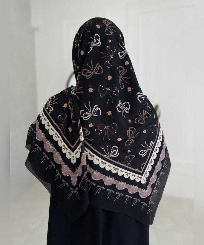 روسری سوپرنخ طرحدار قواره ۱۴۰ مدل دوم رنگ طوسی
