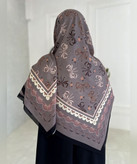 روسری سوپرنخ طرحدار قواره ۱۴۰ مدل دوم رنگ طوسی