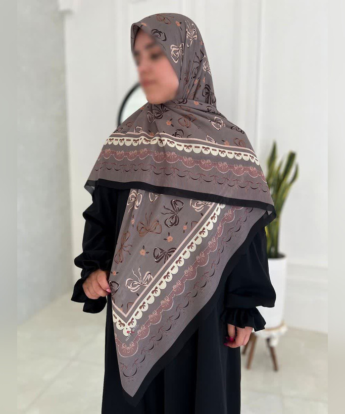 روسری سوپرنخ طرحدار قواره ۱۴۰ مدل دوم رنگ طوسی
