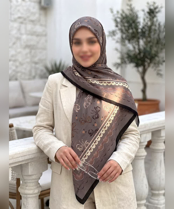 روسری سوپرنخ طرحدار قواره ۱۴۰ مدل دوم رنگ طوسی