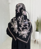 روسری کرپنخ طرحدار قواره ۱۴۰ مدل دوم رنگ طوسی