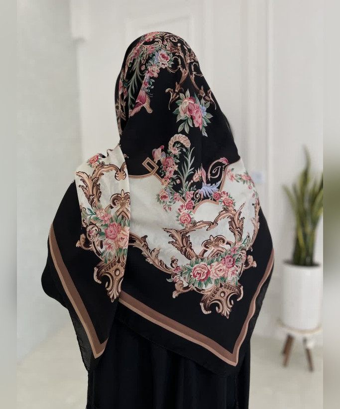 روسری کرپنخ طرحدار قواره ۱۴۰ مدل دوم رنگ طوسی