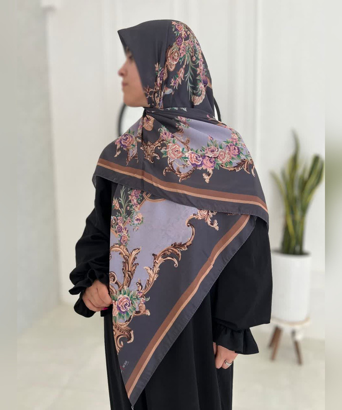 روسری کرپنخ طرحدار قواره ۱۴۰ مدل دوم رنگ طوسی