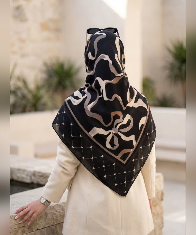 روسری سوپرنخ طرح هندسی قواره ۱۴۰ - رنگ طوسی و گلبهی - تصویر 8