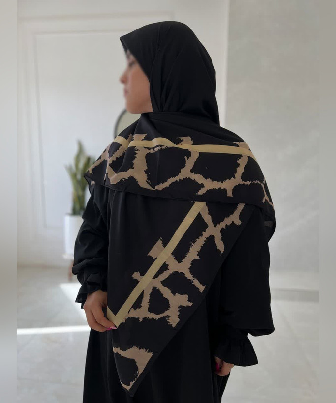روسری نخی گلدار قواره ۱۴۰ - رنگ مشکی و گلبهی روشن - تصویر 2
