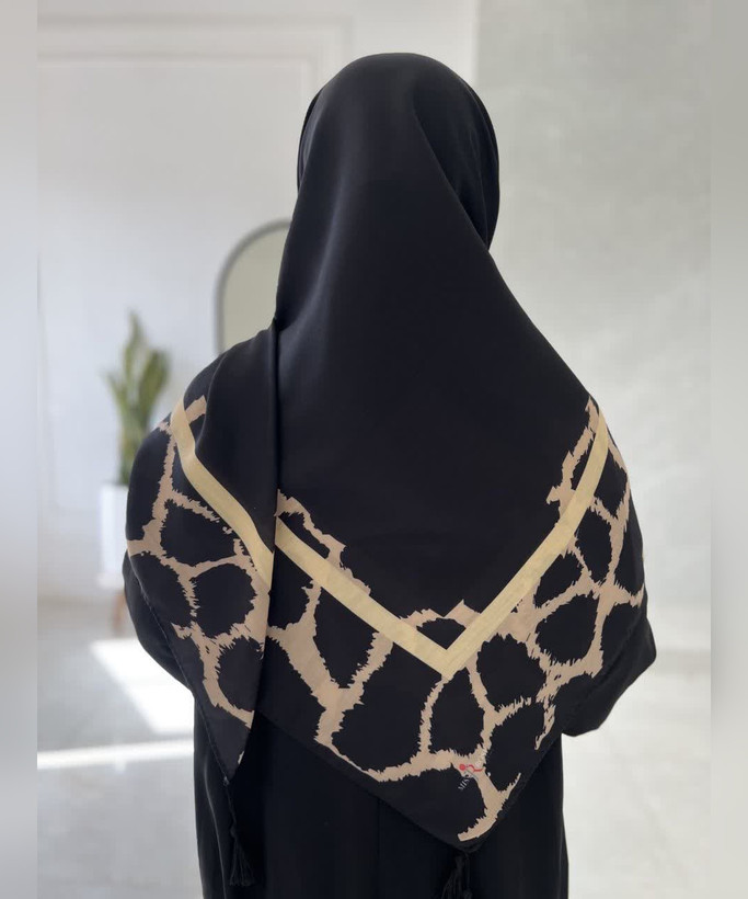 روسری نخی گلدار قواره ۱۴۰ - رنگ مشکی و گلبهی روشن - تصویر 3