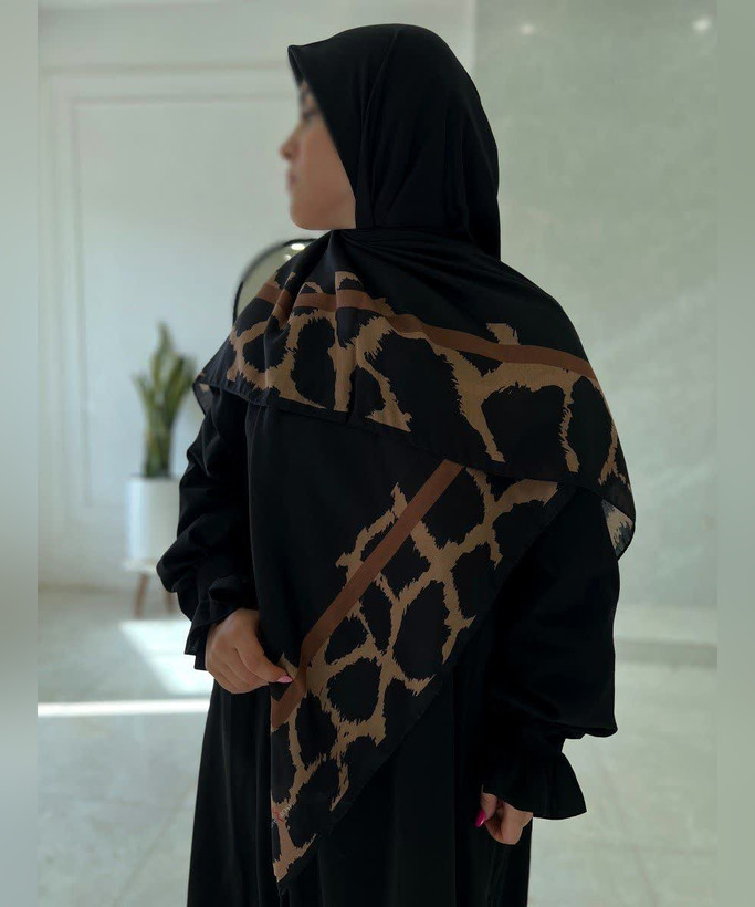 روسری نخی گلدار قواره ۱۴۰ - رنگ مشکی و آجری - تصویر 6