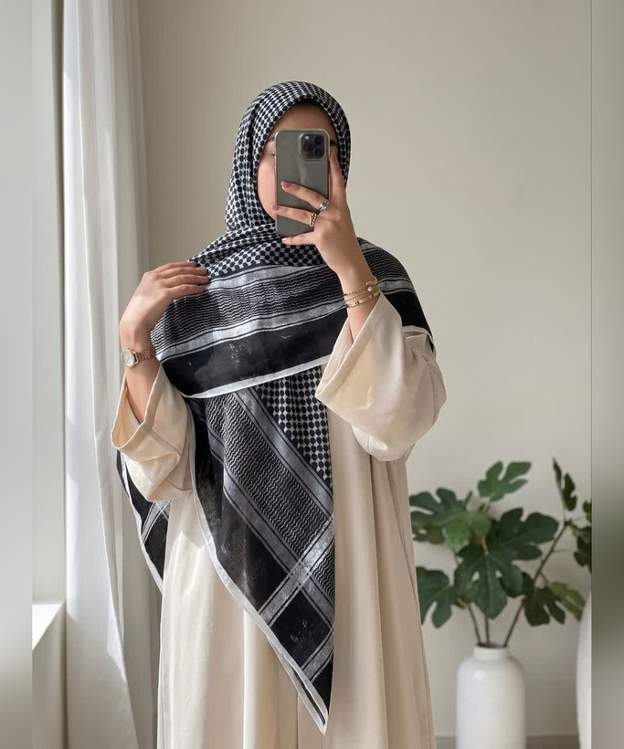 روسری نخی طرح چفیه قواره ۱۴۰ - رنگ طوسی و کرم - تصویر 4