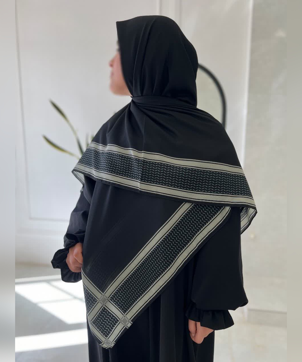 روسری سوپرنخ طرح مقاومت قواره ۱۴۰ - رنگ مشکی طوسی و مشکی کرمی - تصویر 1