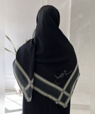 روسری سوپرنخ طرح مقاومت قواره ۱۴۰ - رنگ مشکی طوسی و مشکی کرمی - تصویر 2