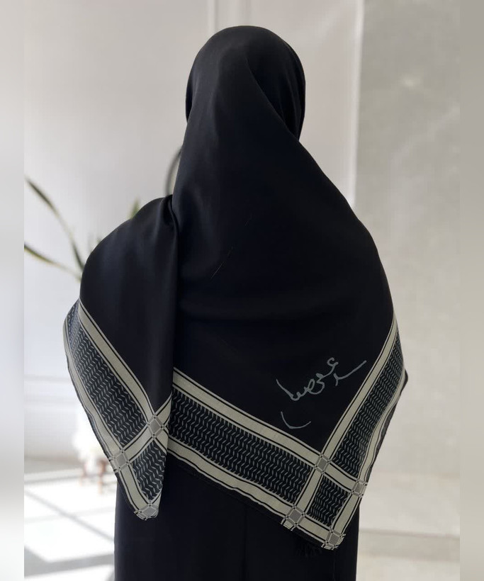 روسری سوپرنخ طرح مقاومت قواره ۱۴۰ - رنگ مشکی طوسی و مشکی کرمی - تصویر 2
