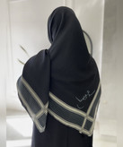 روسری سوپرنخ طرح مقاومت قواره ۱۴۰ - رنگ مشکی طوسی و مشکی کرمی - تصویر 3