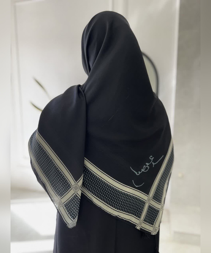روسری سوپرنخ طرح مقاومت قواره ۱۴۰ - رنگ مشکی طوسی و مشکی کرمی - تصویر 3