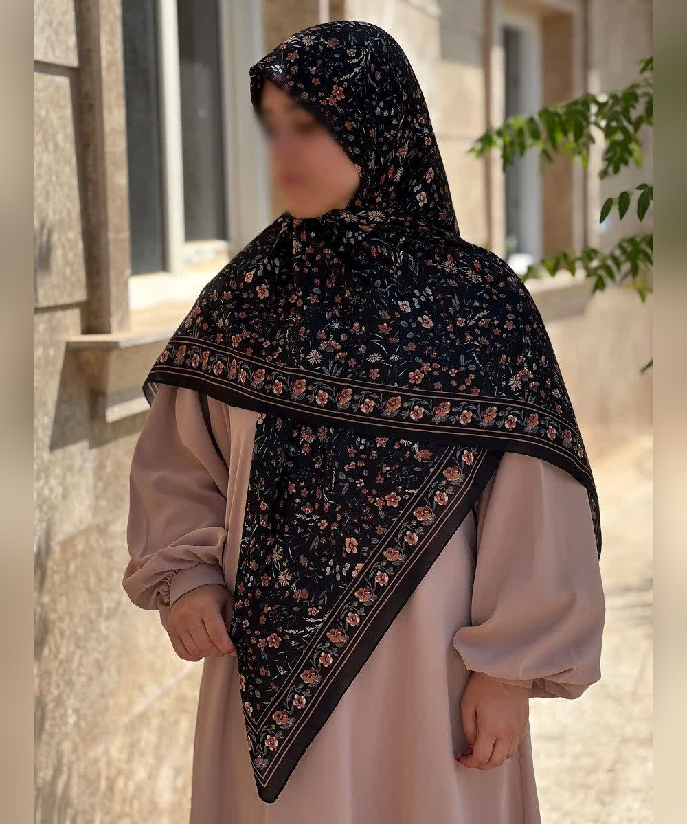 روسری کرپنخ طرح باغچه قواره ۱۴۰، مشکی گلنارنجی