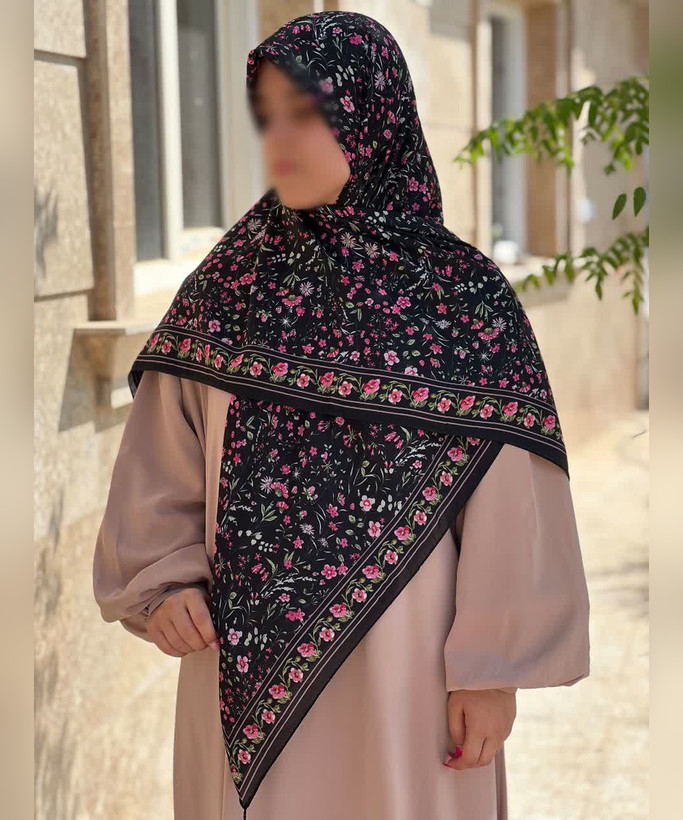 روسری کرپنخ طرح باغچه قواره ۱۴۰، مشکی گلصورتی