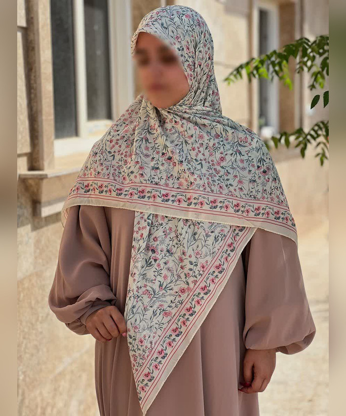 روسری کرپنخ طرح باغچه قواره ۱۴۰، کرم با حاشیه صورتی