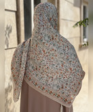 روسری کرپنخ طرح باغچه قواره ۱۴۰، نمای طرح و رنگبندی
