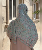 روسری کرپنخ طرح باغچه قواره ۱۴۰، نمای طرح و رنگبندی