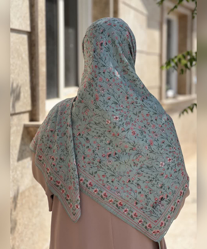روسری کرپنخ طرح باغچه قواره ۱۴۰، نمای طرح و رنگبندی