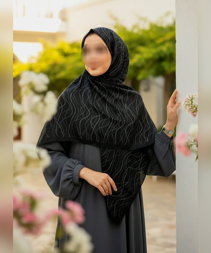 روسری سوپرنخ طرح موج قواره ۱۴۰، مشکی با خطوط نقرهای
