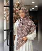 روسری نخی طرح پاپیون ردیفی قواره ۱۴۰، موکا