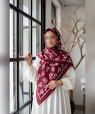 روسری نخی طرح پاپیون ردیفی قواره ۱۴۰، زرشکی