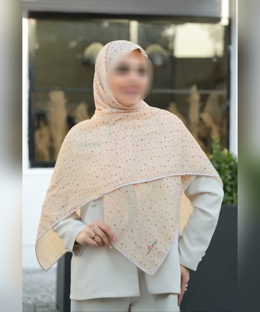 روسری کرپ‌نخ طرح شکوفه‌باران قواره ۱۴۰، استخوانی با حاشیه طوسی