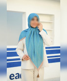 روسری کرپنخ طرح شکوفهباران قواره ۱۴۰، فیروزهای