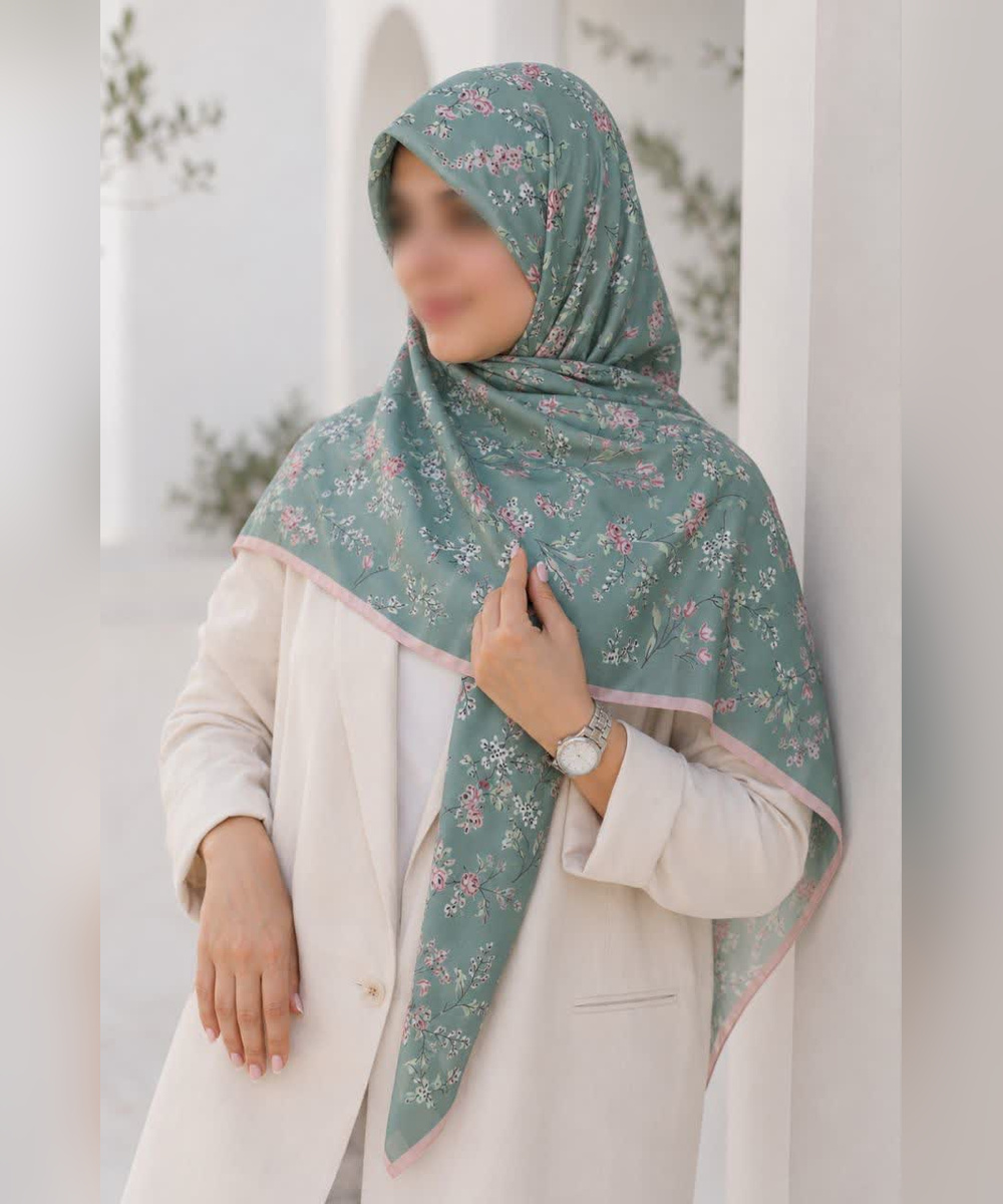 روسری کرپ‌نخ طرح خوشه‌گل قواره ۱۴۰