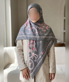 روسری ابریشم طرح گلآرا قواره ۱۳۵