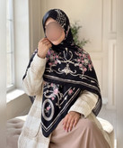 روسری ابریشم طرح گلآرا قواره ۱۳۵