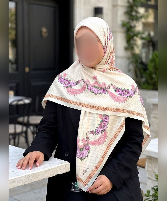 روسری ابریشم ساتن طرح گلآویز قواره ۱۳۵