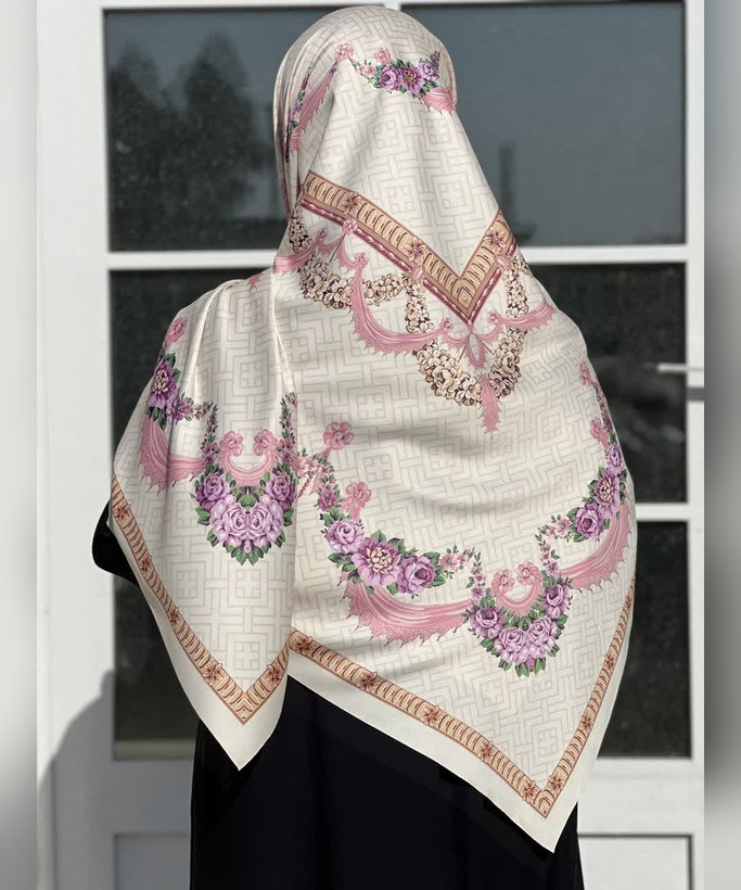روسری ابریشم ساتن طرح گلآویز قواره ۱۳۵
