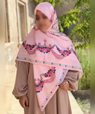 روسری ابریشم ساتن طرح گلآویز قواره ۱۳۵