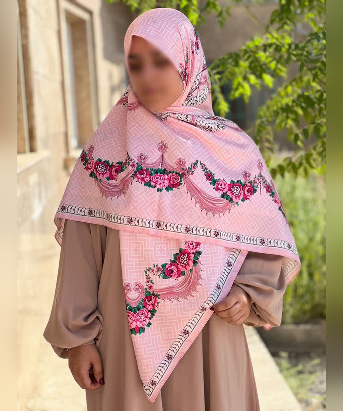 روسری ابریشم ساتن طرح گلآویز قواره ۱۳۵
