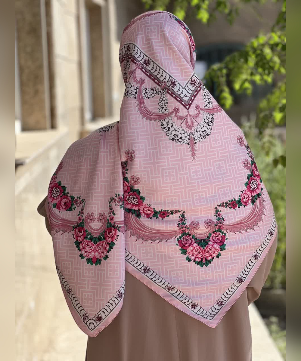روسری ابریشم ساتن طرح گلآویز قواره ۱۳۵