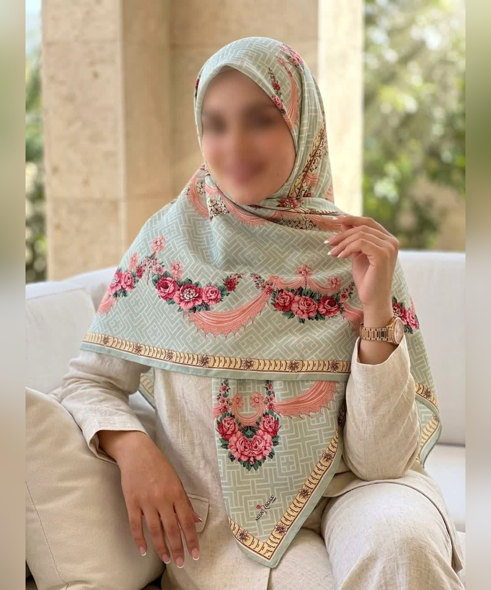 روسری ابریشم ساتن طرح گلآویز قواره ۱۳۵