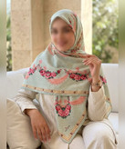 روسری ابریشم ساتن طرح گلآویز قواره ۱۳۵