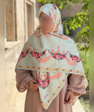 روسری ابریشم ساتن طرح گلآویز قواره ۱۳۵