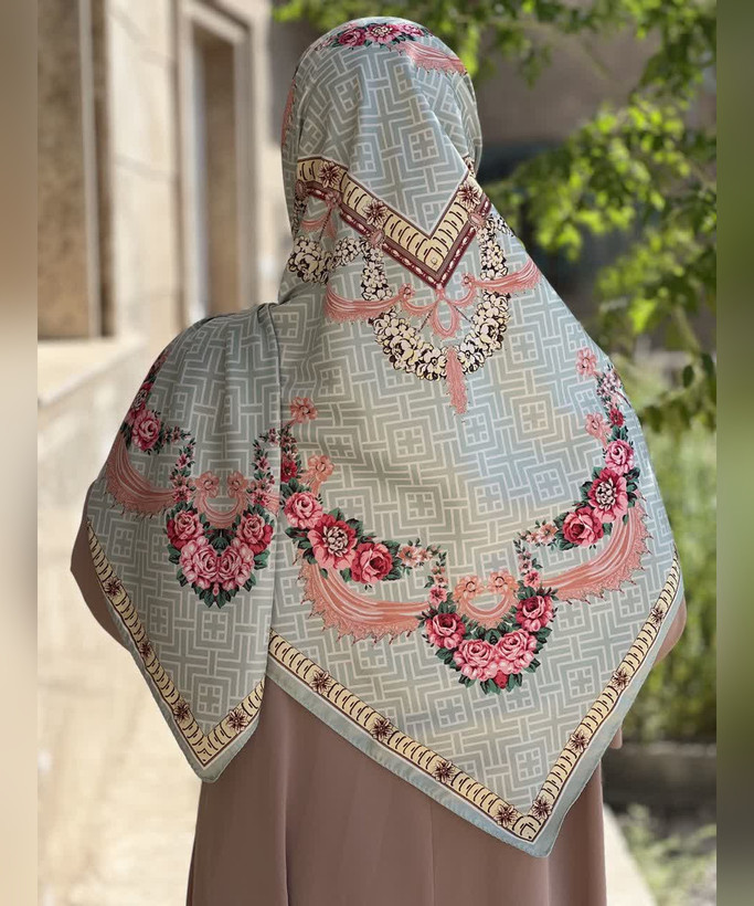 روسری ابریشم ساتن طرح گلآویز قواره ۱۳۵