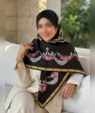 روسری ابریشم ساتن طرح گلآویز قواره ۱۳۵