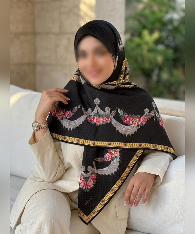 روسری ابریشم ساتن طرح گلآویز قواره ۱۳۵
